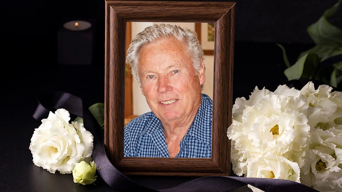 Das Bild zeigt ein Portrait von Horst Hinterhofer, umrahmt von weißen Blumen
