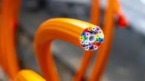 Schutzrohr in Orange, darin sind die Leerrohre für die eigentlichen Glasfaserkabel, die dann später eingeblasen werden. Jedem Haushalt wird ein farbiges Rohr zugewiesen und an den Glasfaser-Knotenpunkt angeschlossen