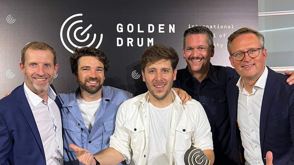 Roland Sint (links) und Peter Peschel (rechts) freute sich mit den Filmemachern über die „Golden Drum“ für „Am Wörthersee“ 