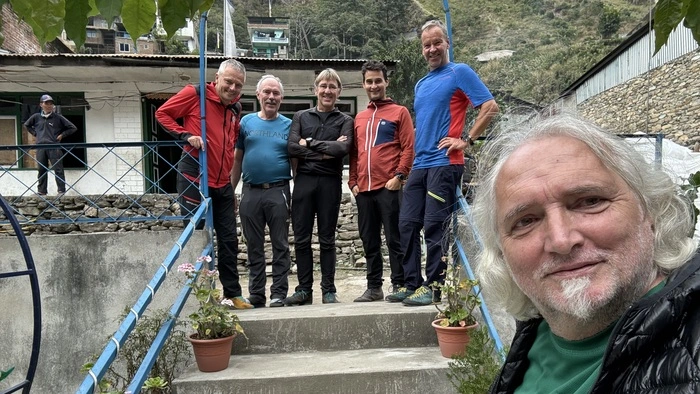 Die Mürztaler Bergsteiger im November 2024 im Ort Syabrubesi, nahe der Grenze zu Tibet