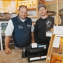 Bäckermeister Christoph Pietschnigg und Florian Jury an der Theke in Pietschniggs Filiale am Hauptplatz in Gmünd. „Ich lauf im Kreis“