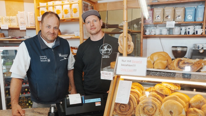 Bäckermeister Christoph Pietschnigg und Florian Jury an der Theke in Pietschniggs Filiale am Hauptplatz in Gmünd. „Ich lauf im Kreis“