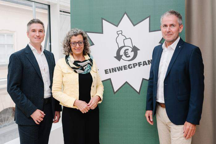 Simon Parth und Monika Fiala, Geschäftsführer der EWP Recycling Pfand Österreich  und Ökopoint-Chef Reinhard Kerschner (von links)