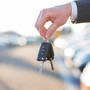 Während der Verkauf von neuen Autos in der ersten Jahreshälfte 2026 um 15 Prozent auf 164.529 Fahrzeuge zulegte, ist der Gebrauchtautomarkt von Jänner bis Juni um 5,1 Prozent auf 406.460 Alt-Autos geschrumpft.