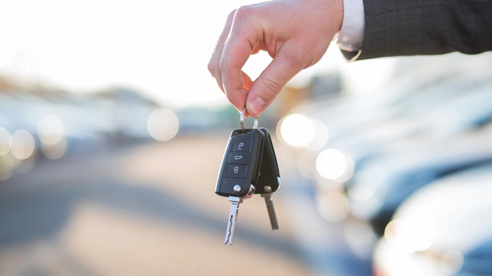 Während der Verkauf von neuen Autos in der ersten Jahreshälfte 2026 um 15 Prozent auf 164.529 Fahrzeuge zulegte, ist der Gebrauchtautomarkt von Jänner bis Juni um 5,1 Prozent auf 406.460 Alt-Autos geschrumpft.