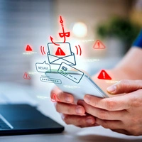 Häufig führt der Onlinebetrug heute über das eigene Smartphone