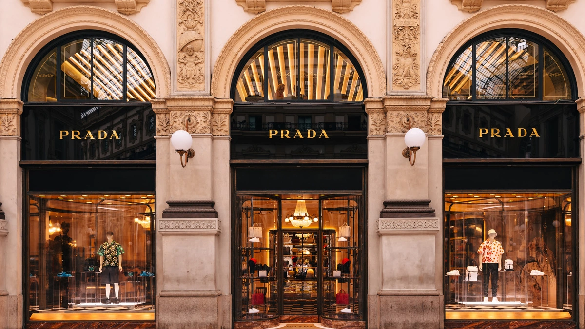 Prada hat für 2025 einen Umsatzanstieg von 9 Prozent auf 5,718 Milliarden Euro gemeldet
