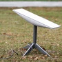 Eine Antenne zum Empfang des Internetsignals von Starlink am Boden