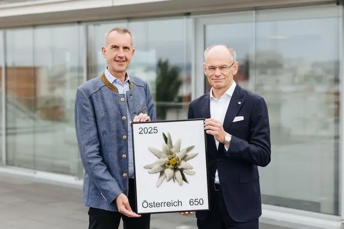 v.l.: Wolfgang Schnabl, Prsident des sterreichischen Alpenvereins, und Walter Oblin, Generaldirektor der sterreichischen Post AG, bei der Prsentation der Briefmarke 