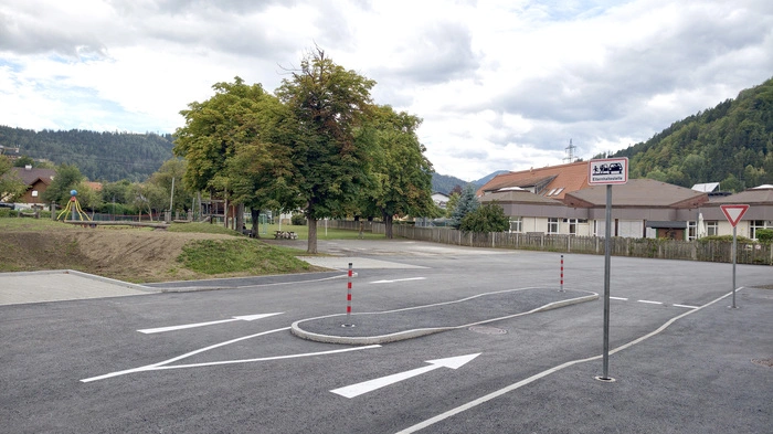 Der neu gestaltete Innenhof bei Volksschule und Kindergarten Berndorf in Bruck an der Mur