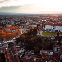 Blick auf das Zentrum Friauls. Der Hügel auf dem das Castello di Udine (rechts) steht, wurde vor 3000 Jahren künstlich angelegt und soll UNESCO Welterbe werden