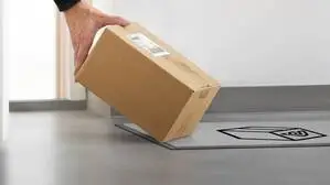 Am Boden liegt ein Paket 