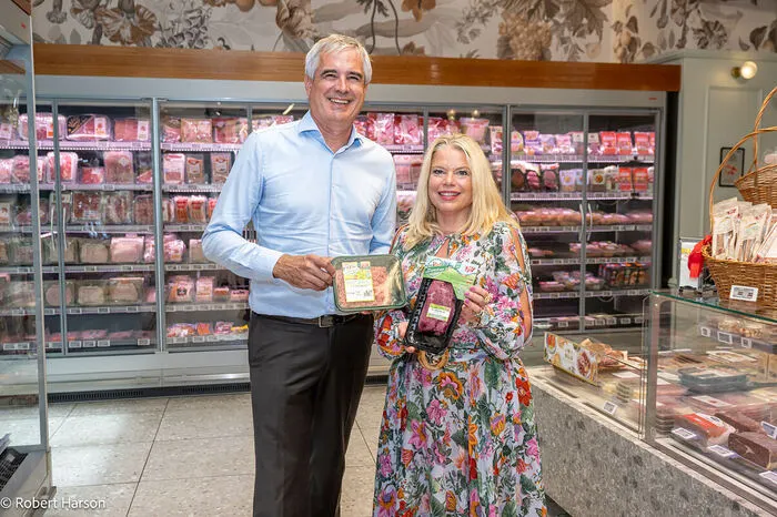 Billa-Einkaufsmanagerin Simone Grossauer und Werner Habermann von der „Arge Rind“ in einer Billa-Filiale