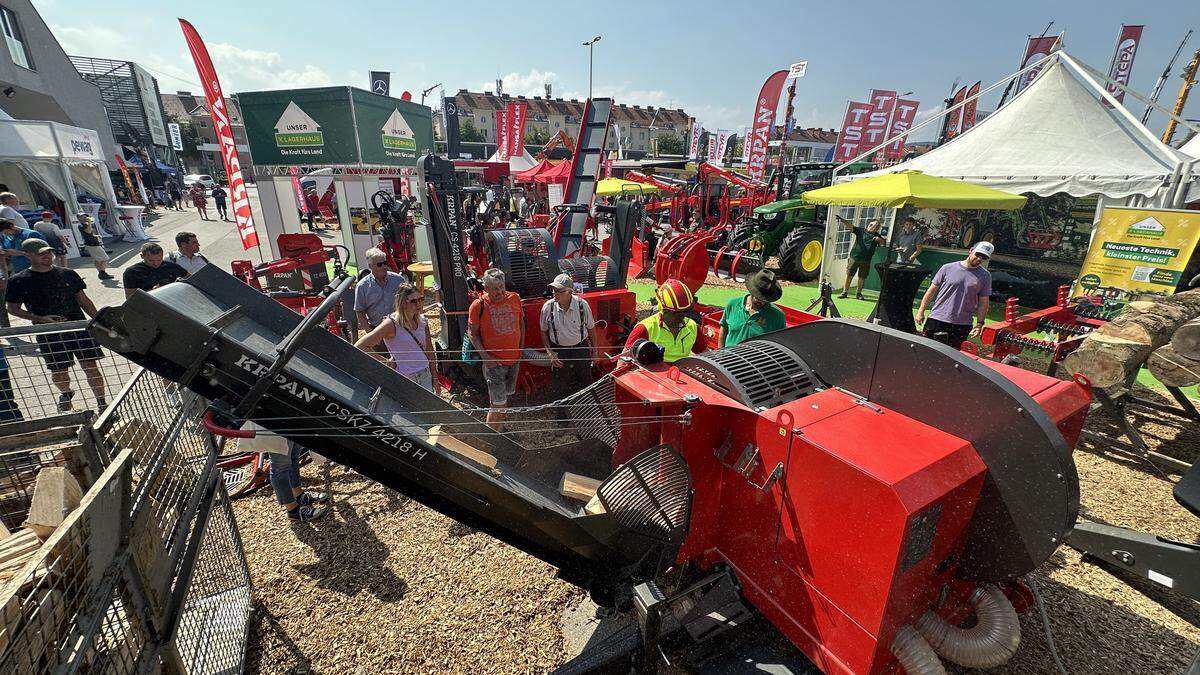 Eine Messe zum Angreifen: Live-Produktvorführung eines hydraulischen Schneidspalters für die Brennholzproduktion