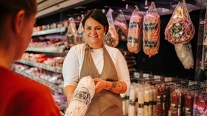 Eine Frierss-Mitarbeiterin bei der Kundenberatung | Die persönliche Beratung soll beim Feinkostbesuch den Unterschied machen