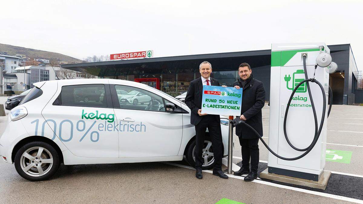 Paul Bacher, Geschäftsführer für Spar Kärnten und Osttirol, und Alexander Jordan von der Kelag vor der neuen E-Ladestation in St. Veit