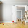 Renovierung einer eleganten Wohnung beim Umzug mit Leiter und Farbe