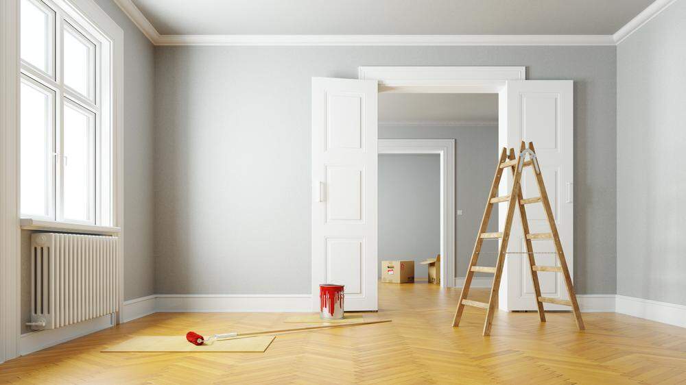 Renovierung einer eleganten Wohnung beim Umzug mit Leiter und Farbe