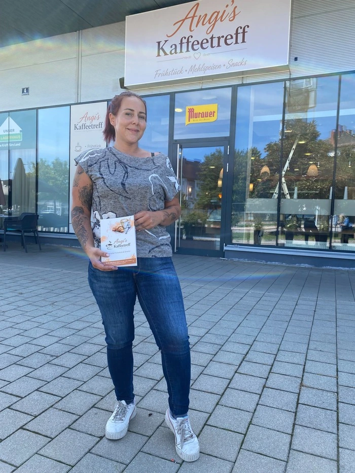 Angelina Witzelnig vor ihrem neuen Kaffeehaus