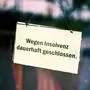 FOTOMONTAGE, Schild an der Glastür eines Geschäfts mit der Aufschrift Wegen Insolvenz dauerhaft geschlossen *** FOTOMONTAGE, Sign on the glass door of a store with the inscription Permanently closed due to insolvency