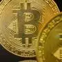 Nahaufnahme von symbolischen Bitcoins