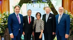 Stelldichein auf der Stiftungsgala: Vorstandssprecher Siegfried Huber, Vorstandsvorsitzender Johann Lintner, Präsidentin Gabriele Semmelrock-Werzer, Vizepräsident Harald Repar und Vorstand Hans Schönegger