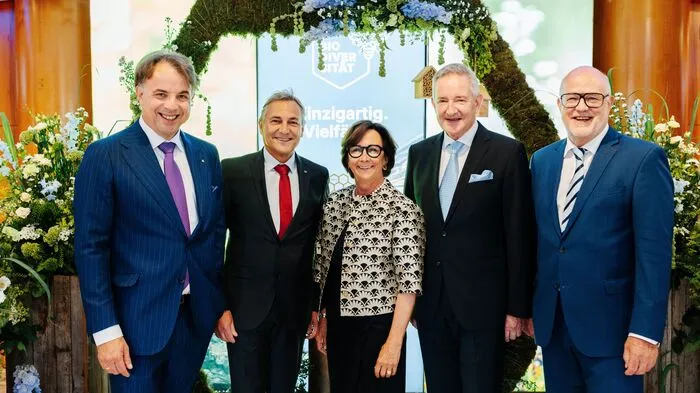 Stelldichein auf der Stiftungsgala: Vorstandssprecher Siegfried Huber, Vorstandsvorsitzender Johann Lintner, Präsidentin Gabriele Semmelrock-Werzer, Vizepräsident Harald Repar und Vorstand Hans Schönegger