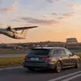 Ein Flugzeug beim Abheben von der Rollbahn und ein Auto in Fahrtrichtung Rom | Auto oder Flug - Treibstoffkosten und Maut versus Flugticket