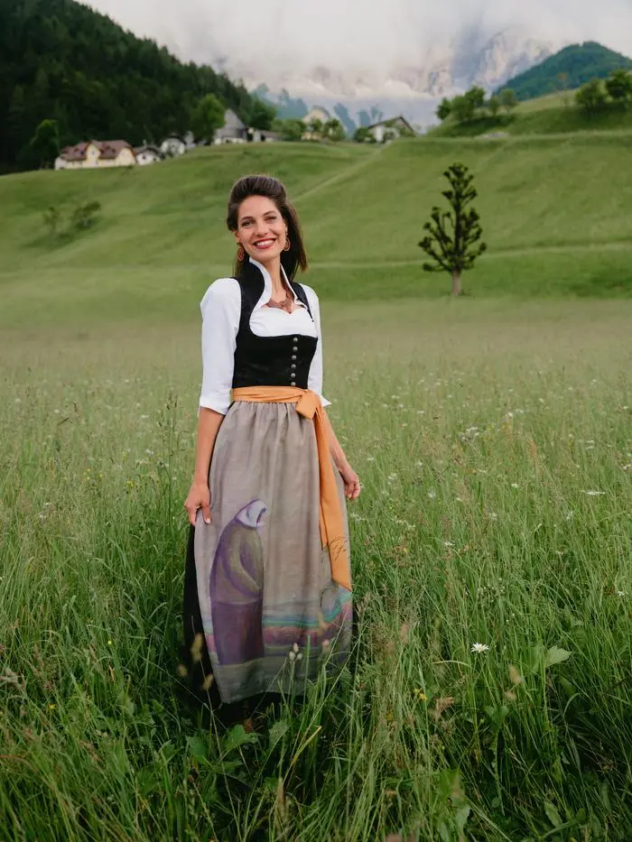 Die neue Werner-Berg-Dirndlschürze von Strohmaier: „Die Schreitende“ 