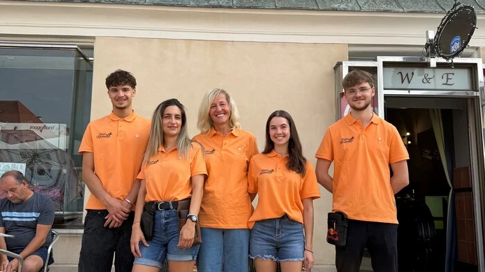 Ein neues Team für die bis zu 200 Sitzplätze auf dem Brucker Hauptplatz: Geschäftsführerin Olga Mijuskovic (2. v. links) mit Vorbesitzerin Waltraud Weitzer (Mitte), die das neue Team noch unterstützt