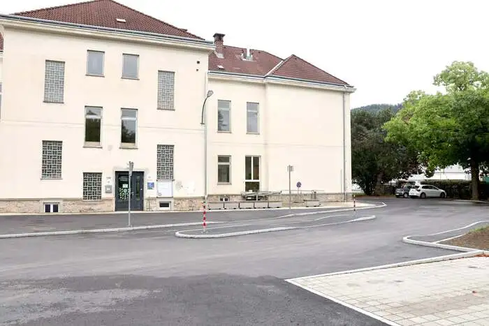 Die Park- und Bewegungsflächen wurden neu organisiert. Insgesamt stehen nun 29 Pkw-Stellplätze zur Verfügung.