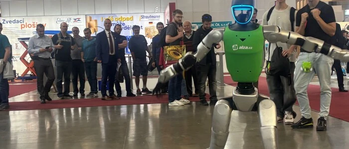 Ballettvorführung eines humanoiden Roboters auf der MSV, Messebesucher
