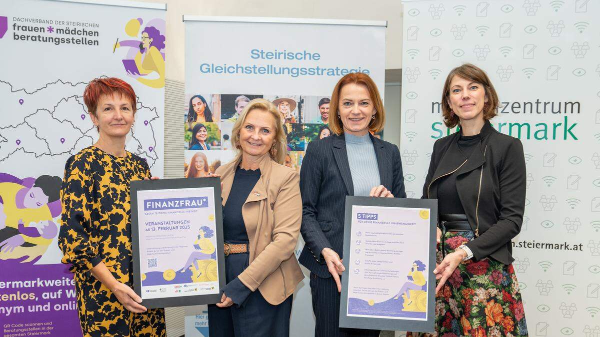 Ulrike Bierent (Frauen- und Mädchenberatungsstellen), Gabi Lechner (Wirtschaftskammer), Landesrätin Simone Schmiedtbauer und Ariane Pfleger (RLB) wollen gemeinsam die Finanzbildung von Frauen stärken  im Bild von links nach rechts 