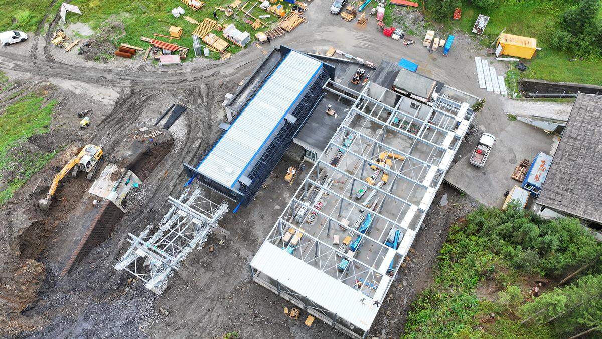 Blick von oben auf die neue Tröglbahn, eine hochmoderne Sechser-Sesselbahn