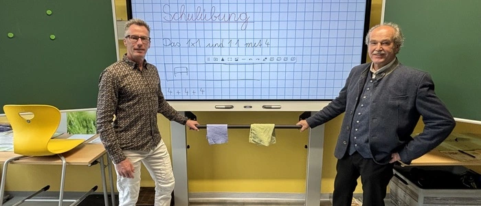 Das 1x1 wird zur Freude von Direktor Oliver Heimrath und Bürgermeister Hubert Zinner nun auch auf modernen Smartboards beigebracht