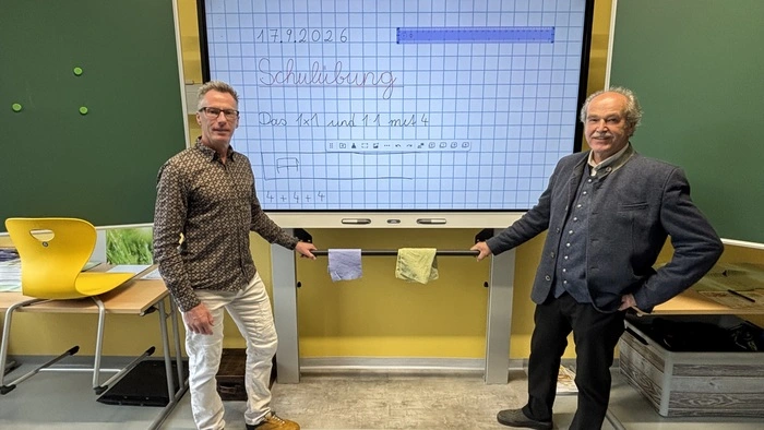 Das 1x1 wird zur Freude von Direktor Oliver Heimrath und Bürgermeister Hubert Zinner nun auch auf modernen Smartboards beigebracht