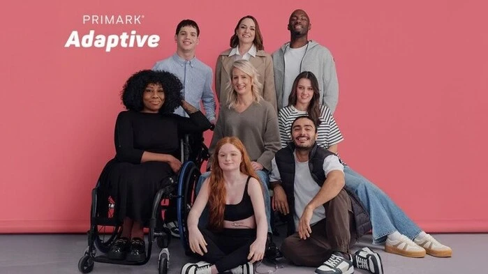 Primark-Werbesujet für adaptive Kleidung mit Magnetverschlüssen und angepassten Schnitten