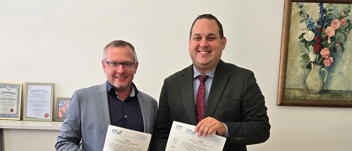 Gemeindevorstandsmitglied Oliver Brunnhofer und Vizebürgermeister Philipp Könighofer mit den Anträgen