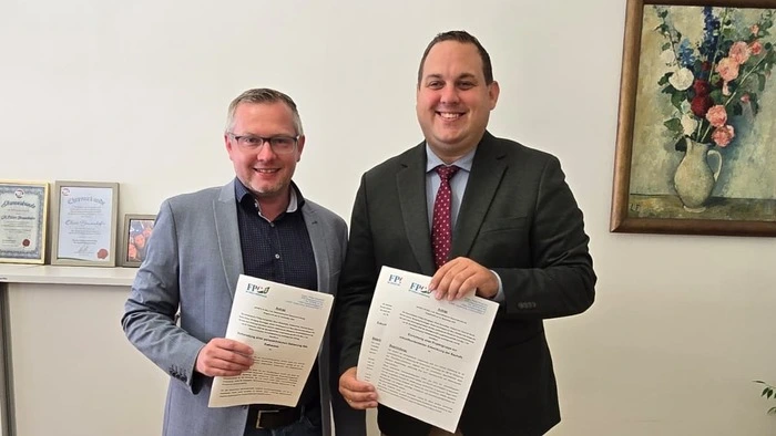 Gemeindevorstandsmitglied Oliver Brunnhofer und Vizebürgermeister Philipp Könighofer mit den Anträgen
