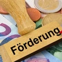 Die Ausgaben für die Sanierungsoffensive und die Förderung für den Heizungstausch (“Sauber Heizen für Alle“) 2027 um 339 Millionen Euro auf 345 Millionen Euro reduziert, 2028 sollen die Förderungen dann wieder um 17 Millionen Euro auf 362 Millionen Euro aufgestockt werden