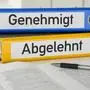 Aktenordner mit der Beschriftung Genehmigt und Abgelehnt