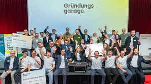 Jubelstimmung: Das Team der Gründungsgarage und die Ausgezeichneten bei der 25. Auflage des Formats 