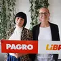 Michaela Wohlmuth, Marketingleitung PAGRO und LIBRO, und Ulrike Kittinger, Geschäftsführerin PAGRO und LIBRO zeigen das „Zusammenrücken“ vor