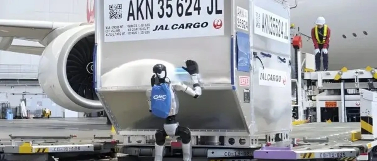 Der Roboter bei einer Testvorführung: Japan Airlines plant seinen Einsatz ab Mai