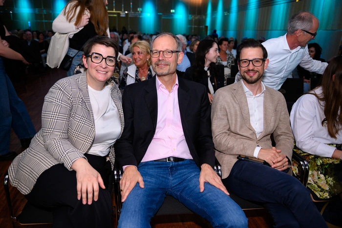 Hausherrin Marion Roseneder (Casino Velden) mit den Ehrengästen Klaus Ehrenbrandtner und Tourismusreferent Sebastian Schuschnig