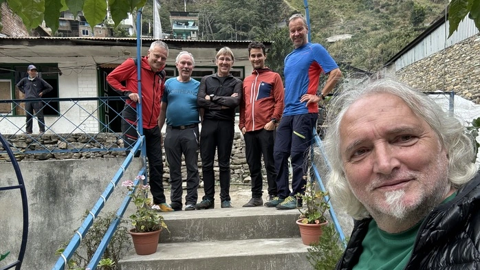 Die Mürztaler Bergsteiger im November 2024 im Ort Syabrubesi, nahe der Grenze zu Tibet
