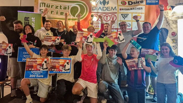 Die Gesamtsiegerinnen und Gesamtsieger gemeinsam mit dem Mürztal-Series-Team und Gratulanten