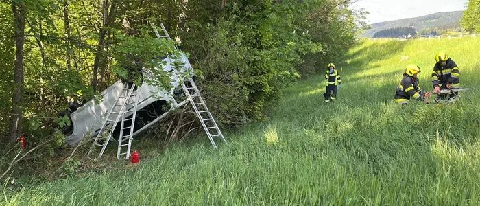 Der Fahrer gab an, einem Reh ausgewichen zu sein. Die Feuerwehr musste seinen Kleinbus zuerst einmal sichern, bevor man ihn aus dem Wrack befreien konnte