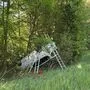 Der Fahrer gab an, einem Reh ausgewichen zu sein. Die Feuerwehr musste seinen Kleinbus zuerst einmal sichern, bevor man ihn aus dem Wrack befreien konnte