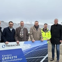 Die PV-Anlage der Treibacher ist in Betrieb, versorgte bei der Eröffnung den Christbaum mit Strom und deckt künftig zehn Prozent des elektrischen Bedarfs ab